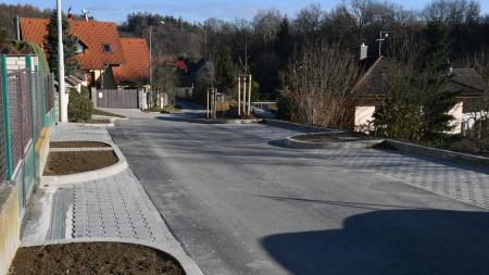 Oprava ulice v Božkově je u konce, má zpevněné podlaží i nová parkovací stání