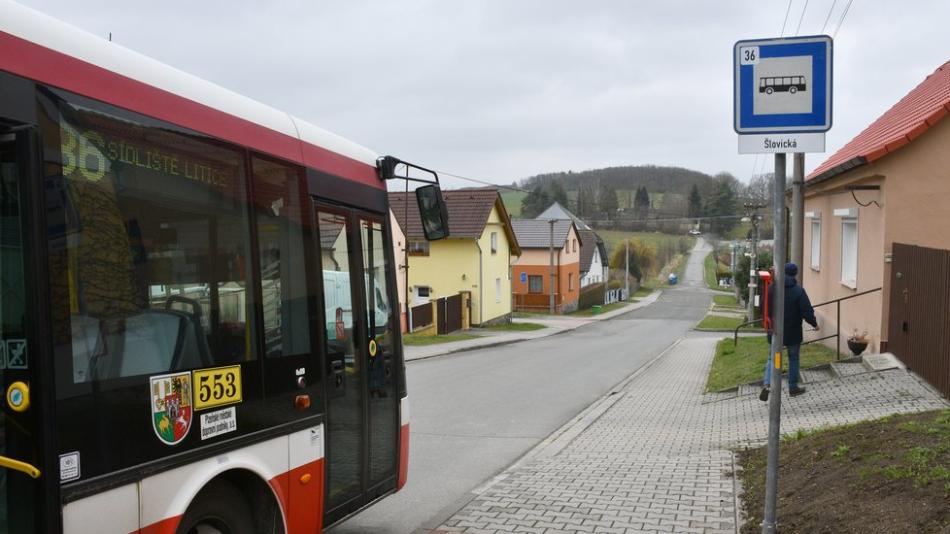 Litice se rozrůstají, obyvatelé to měli daleko na MHD. Město tak zavádí novou linku