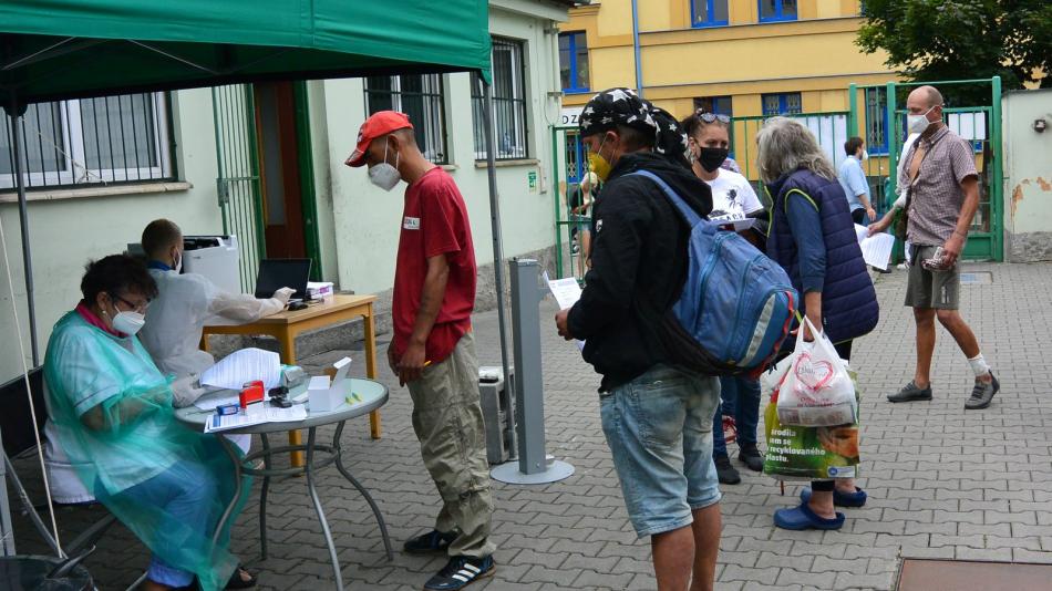 V Plzni očkují proti koronaviru bezdomovce, první den jich dorazila skoro padesátka