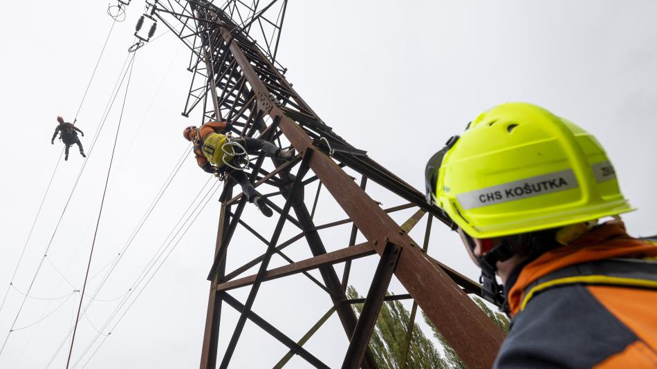 V drátech vysokého napětí uvízl paraglidista, dostali hlášení záchranáři. Naštěstí šlo jen o cvičení