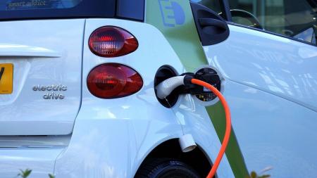 Plzeň ožije elektromobily, vyzkoušet si budete moci jízdu ve voze, které projelo napříč Evropou