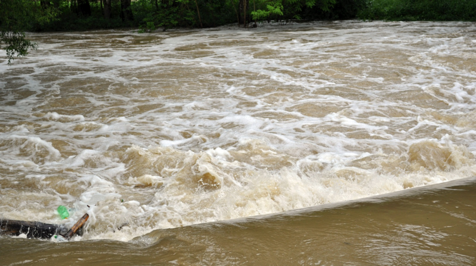 Vydatné deště dramaticky zvedají hladiny šumavských řek