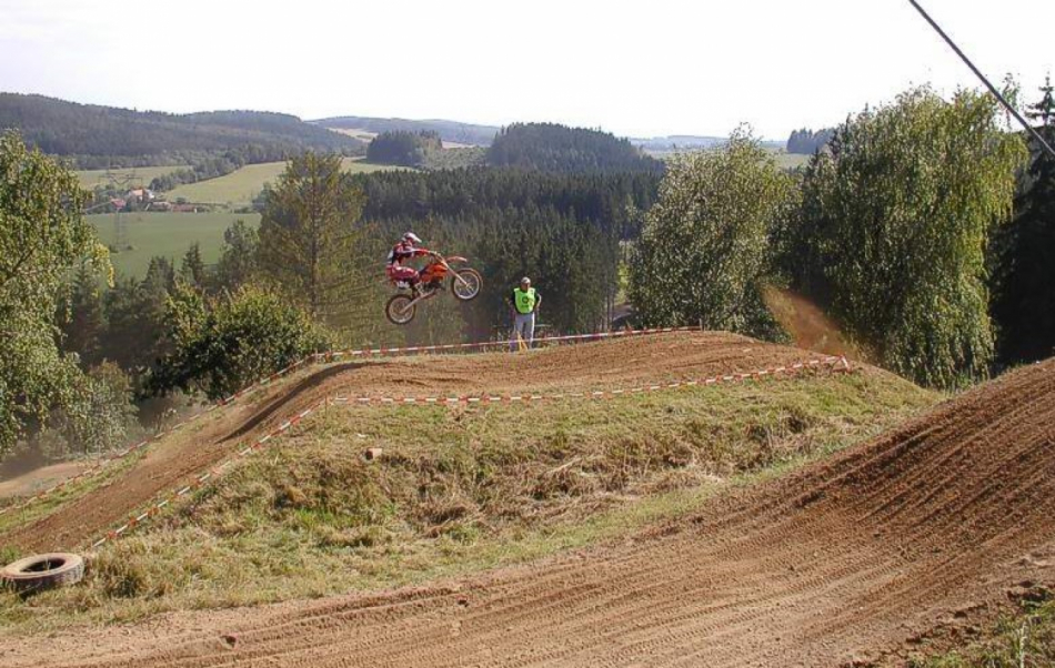 Tragédie na motokrosové dráze u Stříbra, starší závodník tam nepřežil nehodu při tréninku