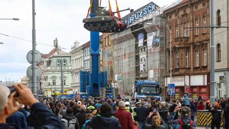 Manévry na Klatovské. Jeřáb přenesl tank do vznikajícího muzea osvobození v Plzni, akci sledovaly davy lidí