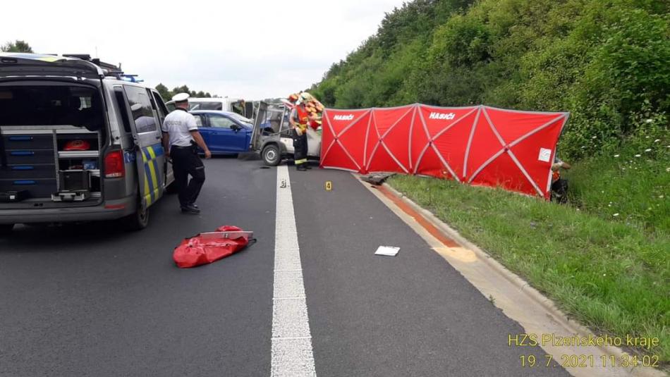 Vážná nehoda na přivaděči, silničáře srazilo auto. Nepřežil