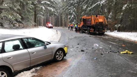 Aktualizováno: Tragická nehoda na Tachovsku. Po střetu se sypačem zemřel řidič osobního auta!