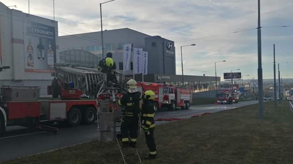 Obrovský požár na Doubravce. Hořel sklad potravin