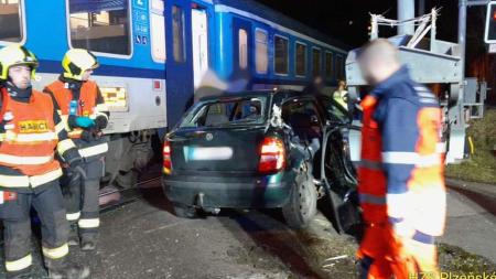 Aktualizováno: V Plzni se srazil vlak s autem. Zranil se svědek, který se lekl
