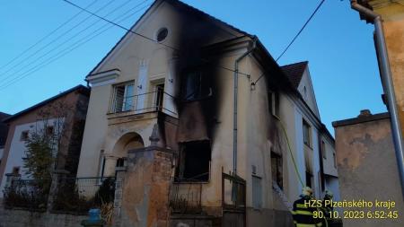 Rodinný dům na Tachovsku zachvátily plameny. Hasiči našli ohořelé lidské tělo!