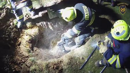 Dramatická záchrana fenky. Uvízla v betonové skruži pod fotbalovým hřištěm