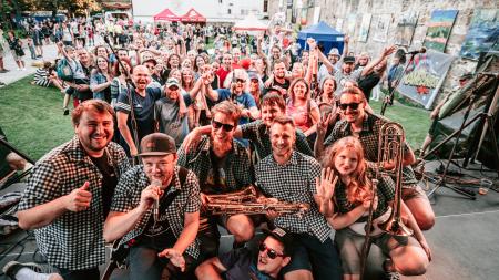 Festival Na ulici bude ve znamení místních, vystoupí Xavier Baumaxa i Děda Mládek Illegal Band