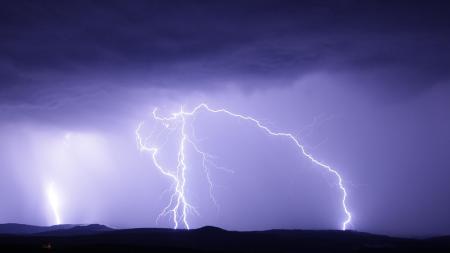 Na západní Čechy se valí bouřky. Meteorologové vydali výstrahu!