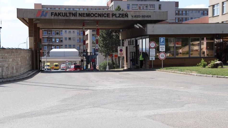 Na ambulance Fakultní nemocnice v Plzni se vrací povinné respirátory. Musí ho mít i návštěvy!