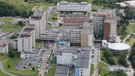 Fakultní nemocnice v Plzni se kvůli covidu zavírá pro návštěvy