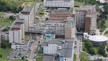 Fakultní nemocnice otevírá další covidová pracoviště, omezuje plánované operace