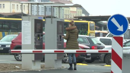 Parkoviště pod Centrálním autobusovým nádražím je od pondělí zpoplatněno