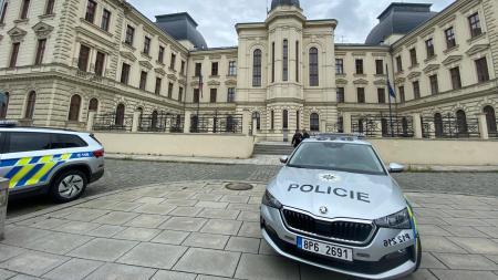 Bombový anonym vyklidil soudy v Plzni