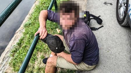 Čerstvých ryb se mu zachtělo a tak si z chovného rybníka udělal samoobsluhu