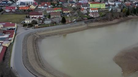 VIDEO: Oprava silnice rozdělila Holoubkov na dvě navzájem nepřístupné poloviny