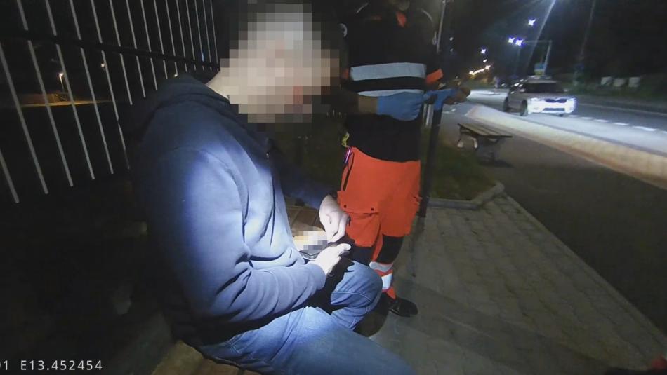 V Červeném Hrádku zasahovala hlídka u zraněného opilého muže