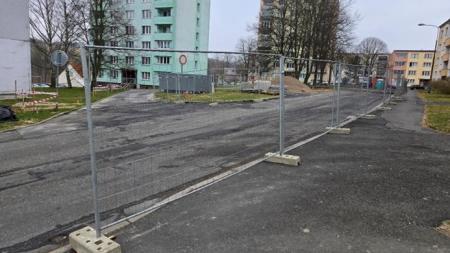 Rekonstrukce Lesní ulice v Chebu pokračuje, objížďka vede po nové komunikaci