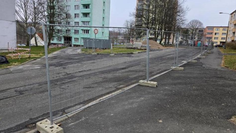 Rekonstrukce Lesní ulice v Chebu pokračuje, objížďka vede po nové komunikaci