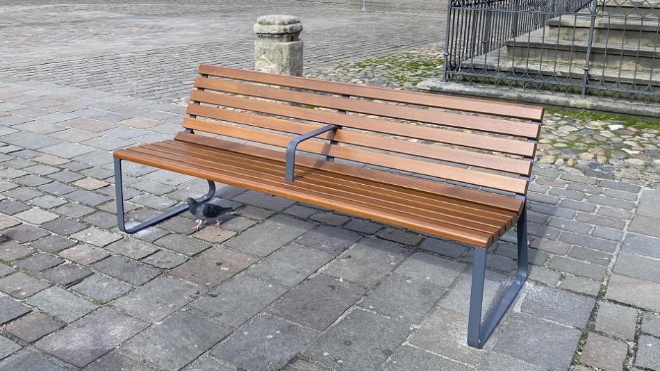 Plzeň obměňuje mobiliář. V centru města jsou nové lavičky i odpadkové koše