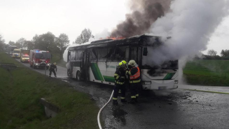 Lidé v Blovicích děkují učitelce a asistentce za záchranu dětí z hořícího autobusu