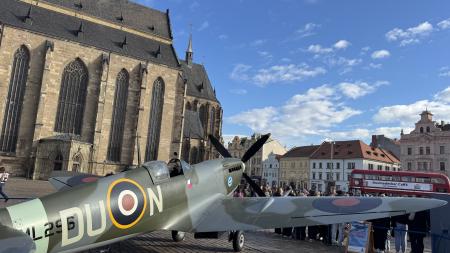 Na plzeňském náměstí zaparkoval Spitfire i double decker