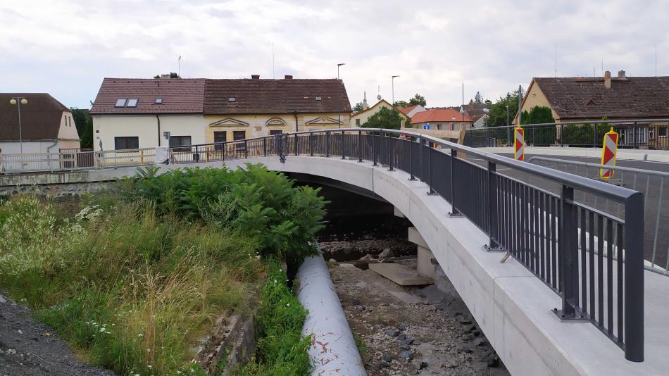 Řidičům se uleví. Na hlavním tahu ve Spáleném Poříčí mohou využít nový most!