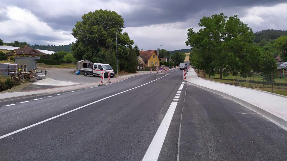 Řidičům na hlavním tahu u Klatov se uleví. Končí rekonstrukce průtahu Kocourovem