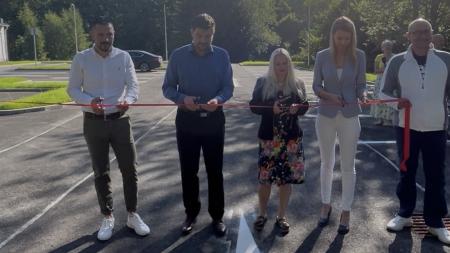 Konec parkování na trávě. U nemocnice v Mariánských Lázních vyrostlo moderní parkoviště