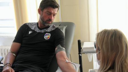 Krev přišel darovat také trenér gólmanů Matúš Kozáčik.