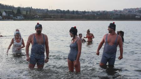 Otužilci si na Nový rok zaplavali v Boleváku