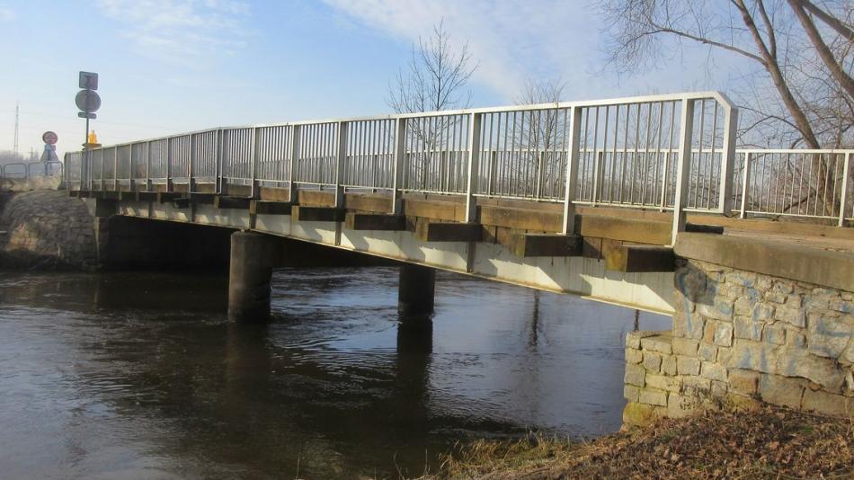Most v Radčicích byl v havarijním stavu, město začalo s jeho opravou