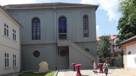 Osm světel rozzáří Starou synagogu. Unikátní světelná instalace oslaví židovský svátek Chanuku