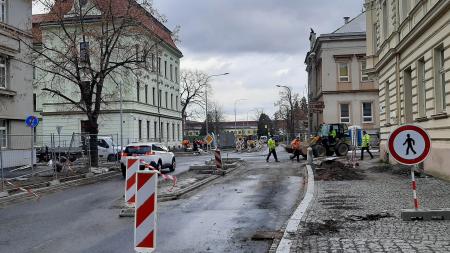 Část Jiráskovy ulice v Rokycanech čeká asfaltování, řidiči musí počítat s komplikacemi!