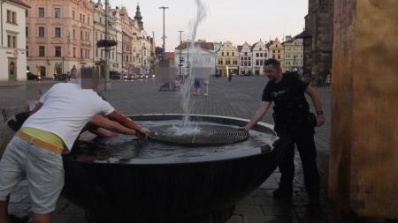 Kašny na náměstí v Plzni znovu lákaly ke koupání