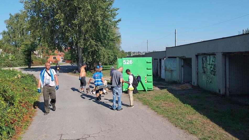 Lidé bez domova pomohli s úklidem garáží, které se mají zdemolovat