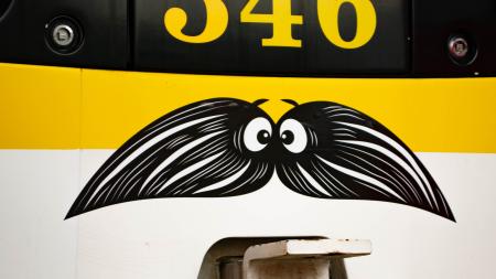Movember pomáhá. V ulicích města opět potkáte tramvaje a trolejbusy s knírem