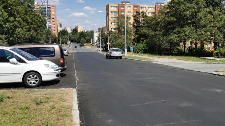 Komenského ulice na Lochotíně dostala nový asfaltový povrch
