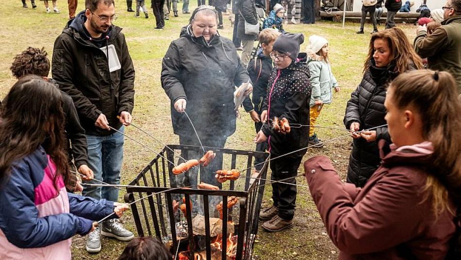 Ani déšť návštěvníky neodradil. Tradiční Buřty v lese přilákaly stovky návštěvníků