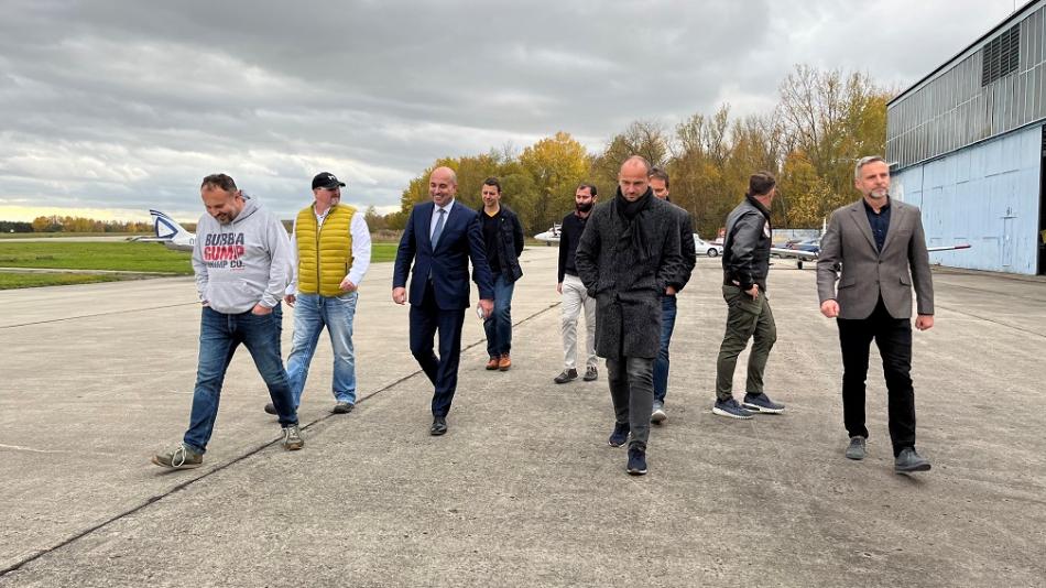 Představitelé města Plzně navštívili letiště v Líních, debatovali s odpůrci Gigafactory