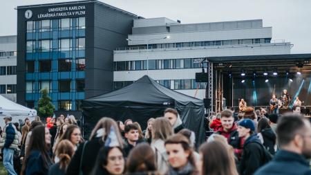 Lékařská fakulta v Plzni oslaví 80 let. Chystá velkolepou světelnou show