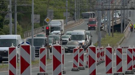 VIDEO: V Plzni začalo dopravní peklo. Oprava mostu Milénia ucpala centrum města