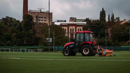 Plzeň vylepšuje zázemí fotbalové mládeže. Další hřiště v areálu v Luční ulici má nový umělý trávník