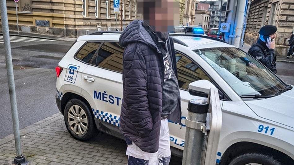 Motorkář vjel do zákazu přímo před strážníky, nikdy nevlastnil řidičský průkaz