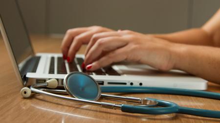 Úspěšní studenti lékařských fakult získají od Karlovarského kraje podporu, podmínkou je setrvání v regionu