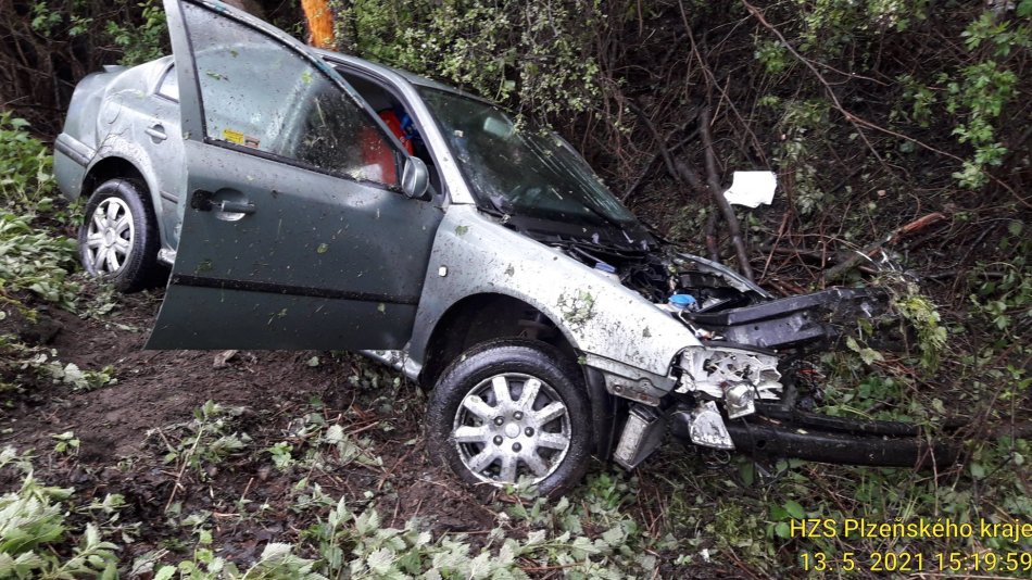 Další vážná nehoda. Řidiče museli vyprošťovat, bojuje o život