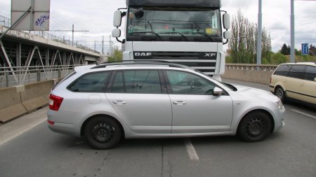 Dopravu v centru Plzně komplikovala srážka kamionu s autem